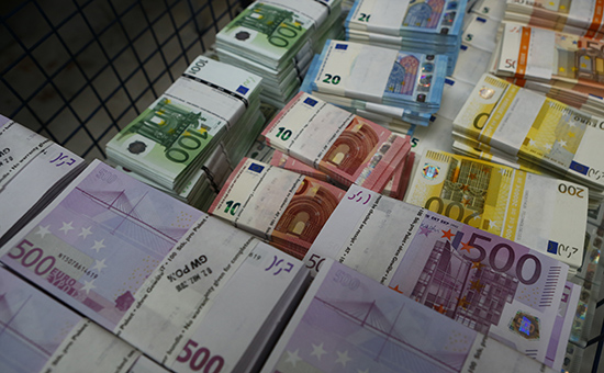  Биржевой курс евро упал ниже 62 руб.